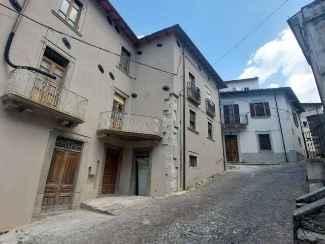 Casa indipendente in Largo Annicola, Rocca di Mezzo - Foto 1