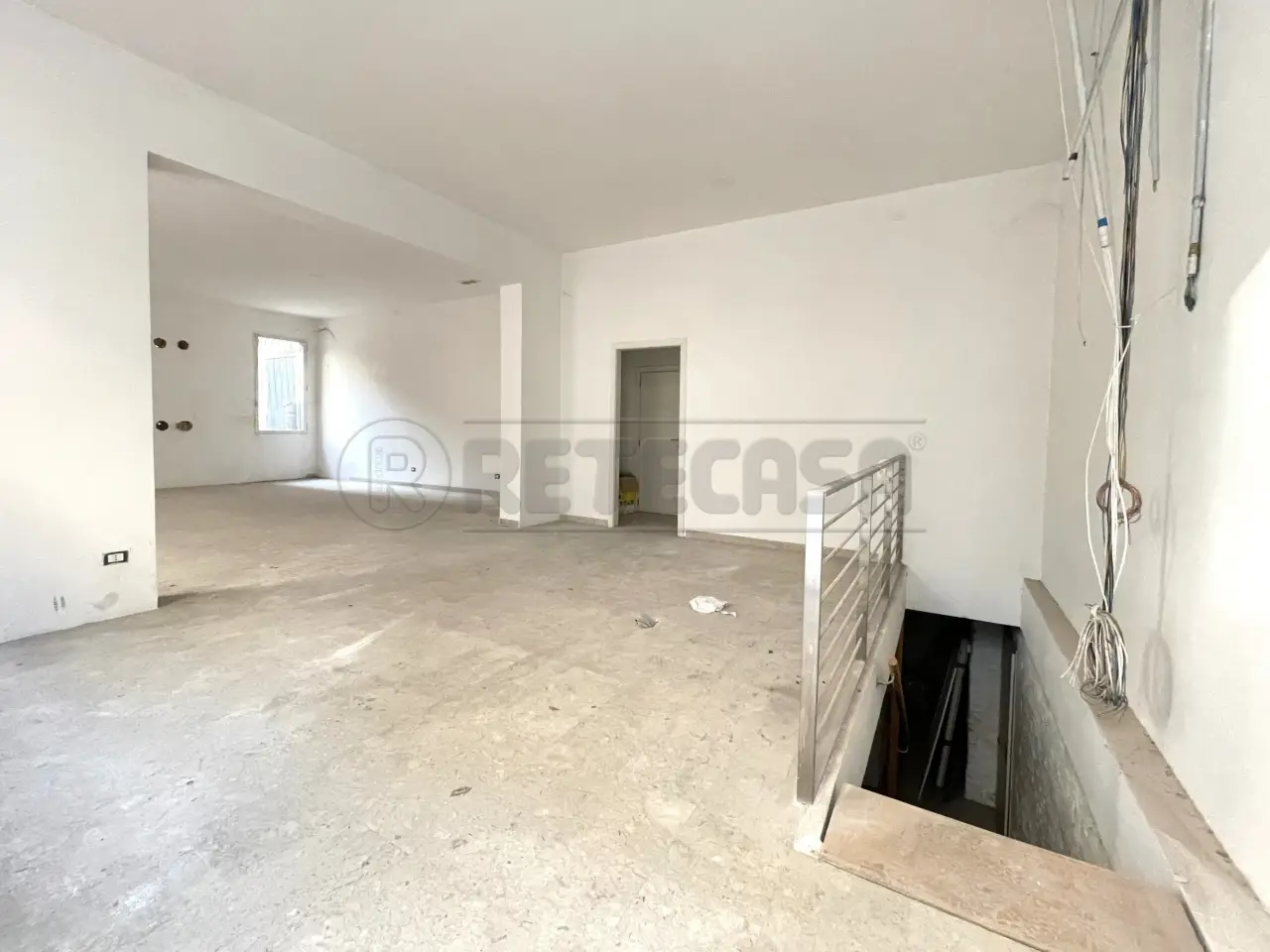 Palazzina commerciale in Riviera dei Ponti Romani 13, Padova, {3} - Foto 2