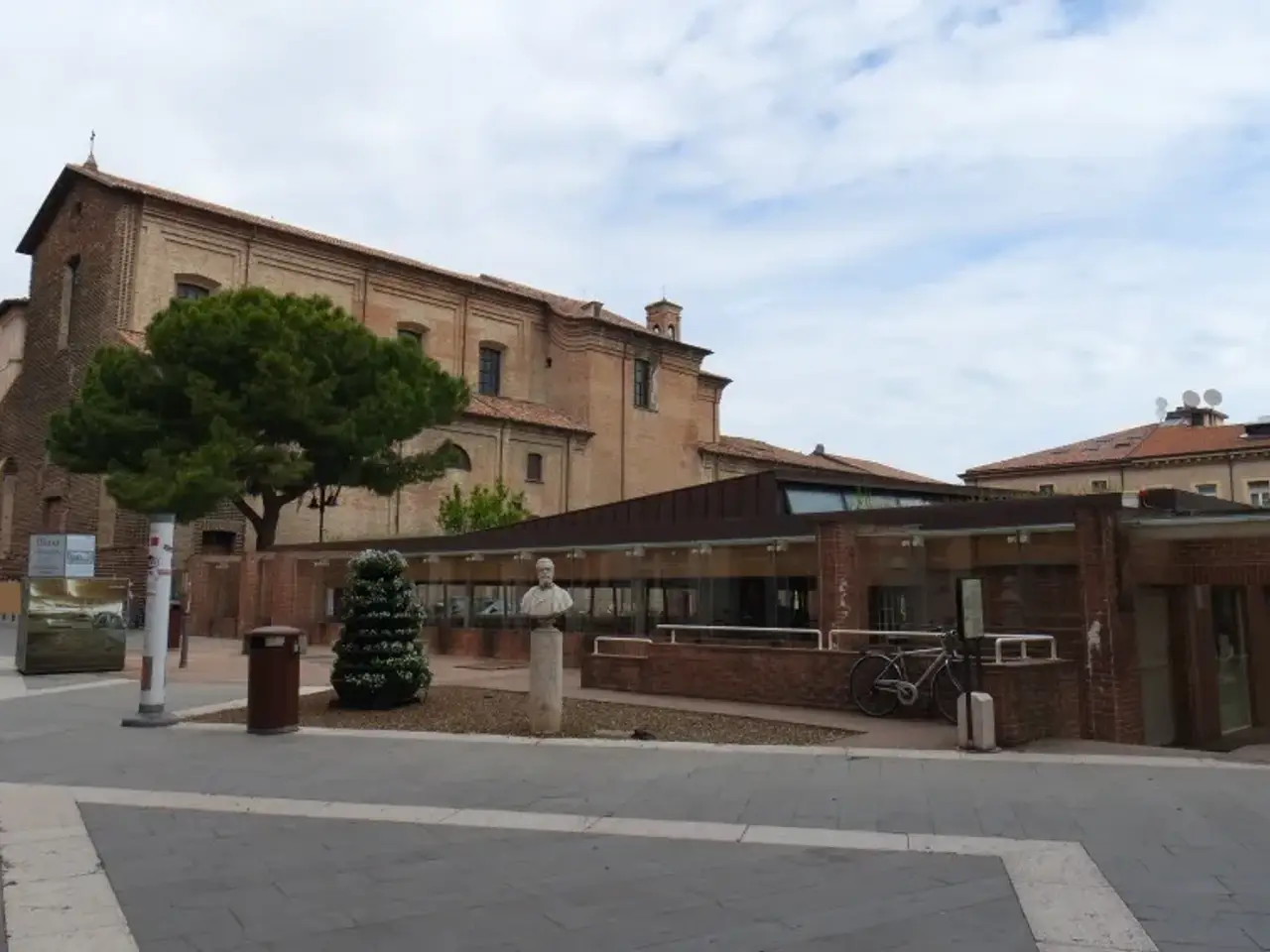 Negozio in Piazza Luigi Ferrari 30, Rimini, {3} - Foto 1