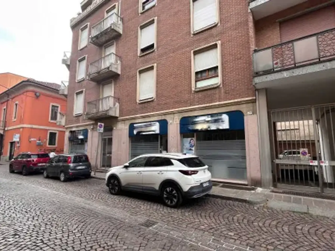 Negozio in Via Emilio Faà di Bruno 31, Alessandria, {3} - Foto 1