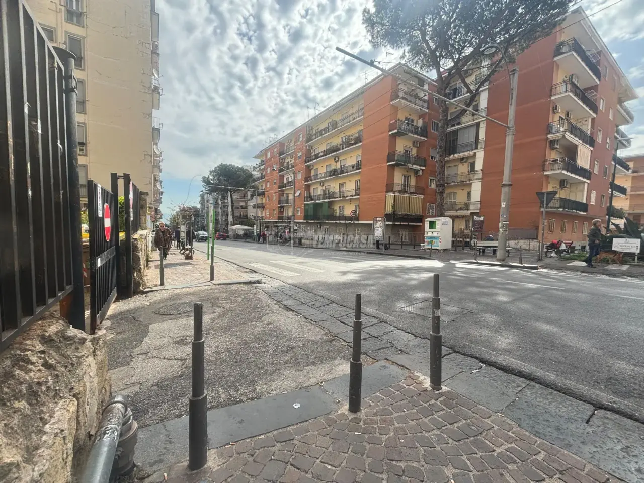 Negozio in Viale Colli Aminei 62, Napoli, {3} - Foto 1