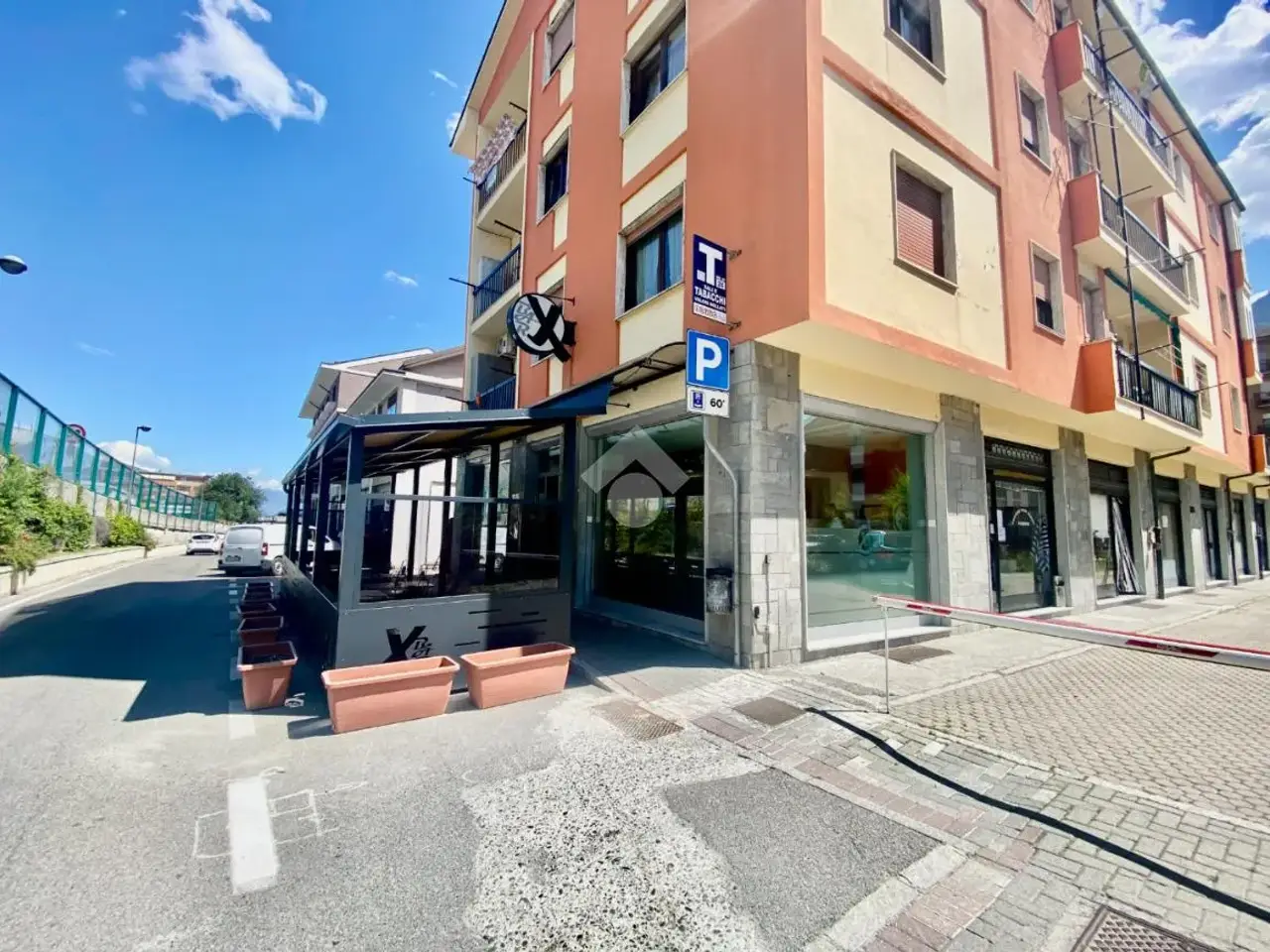 Negozio in Via Valli Valdostane 23, Aosta, {3} - Foto 1