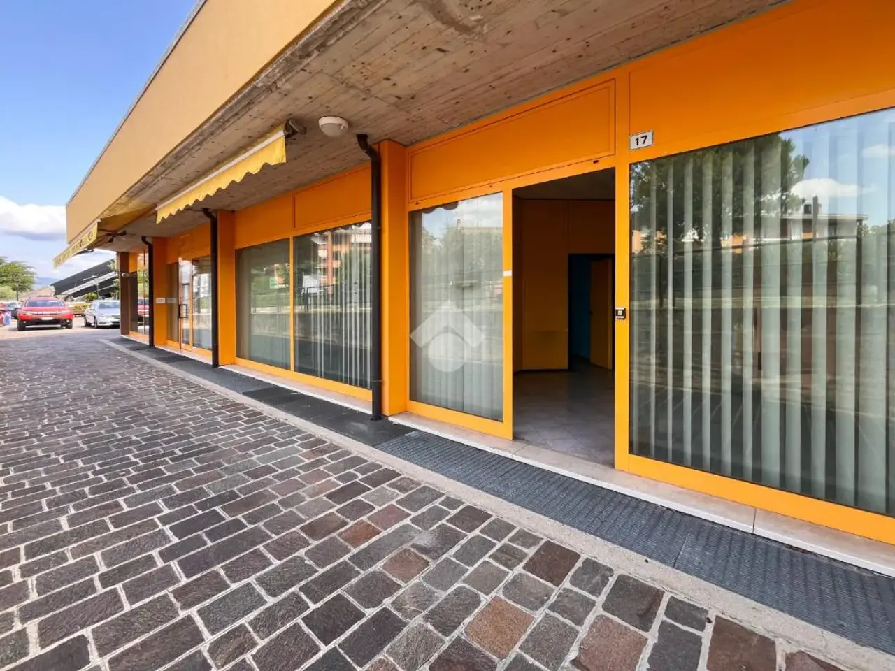Negozio in Piazza Aldo Moro, Desenzano Del Garda, {3} - Foto 1
