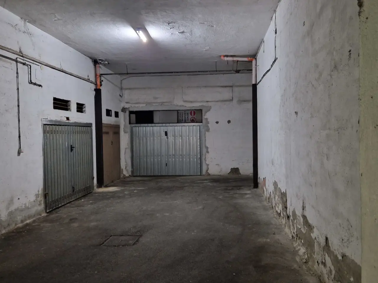 Parcheggio chiuso in Via Annarumma, Avellino, {3} - Foto 2