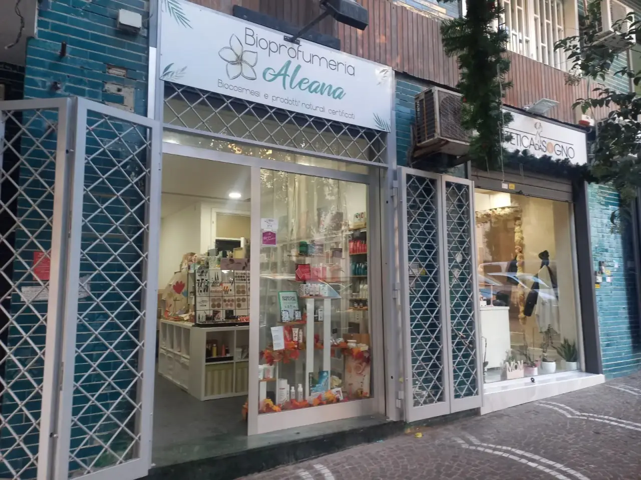 Negozio in Viale Privato Farnese 14, Napoli, {3} - Foto 1