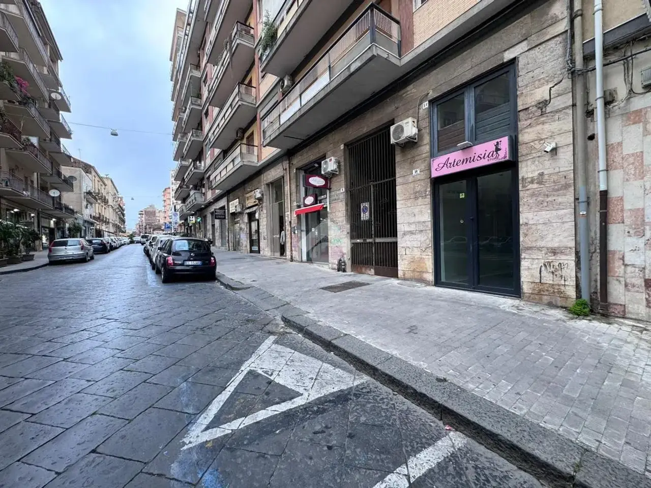 Negozio in Via Matteo Renato Imbriani 54, Catania, {3} - Foto 1