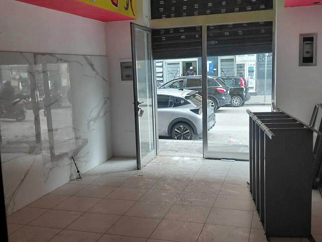 Negozio in Corso Alcide De Gasperi 109, Castellammare Di Stabia, {3} - Foto 2