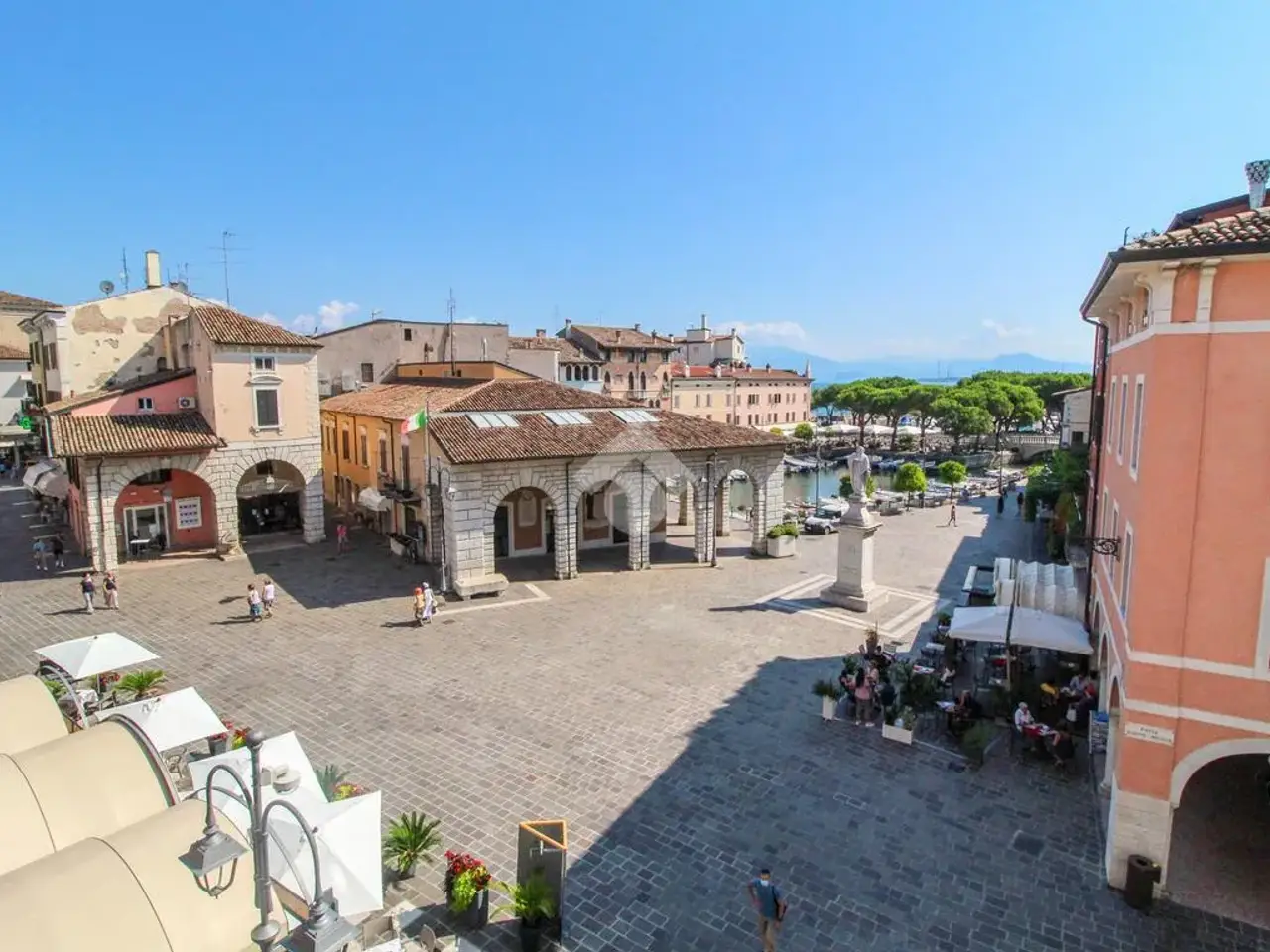 Ufficio in Piazza Giuseppe Malvezzi 7, Desenzano Del Garda, {3} - Foto 1