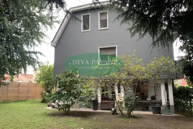 Villa in Viale 1 Maggio, Peschiera Borromeo - Foto 1