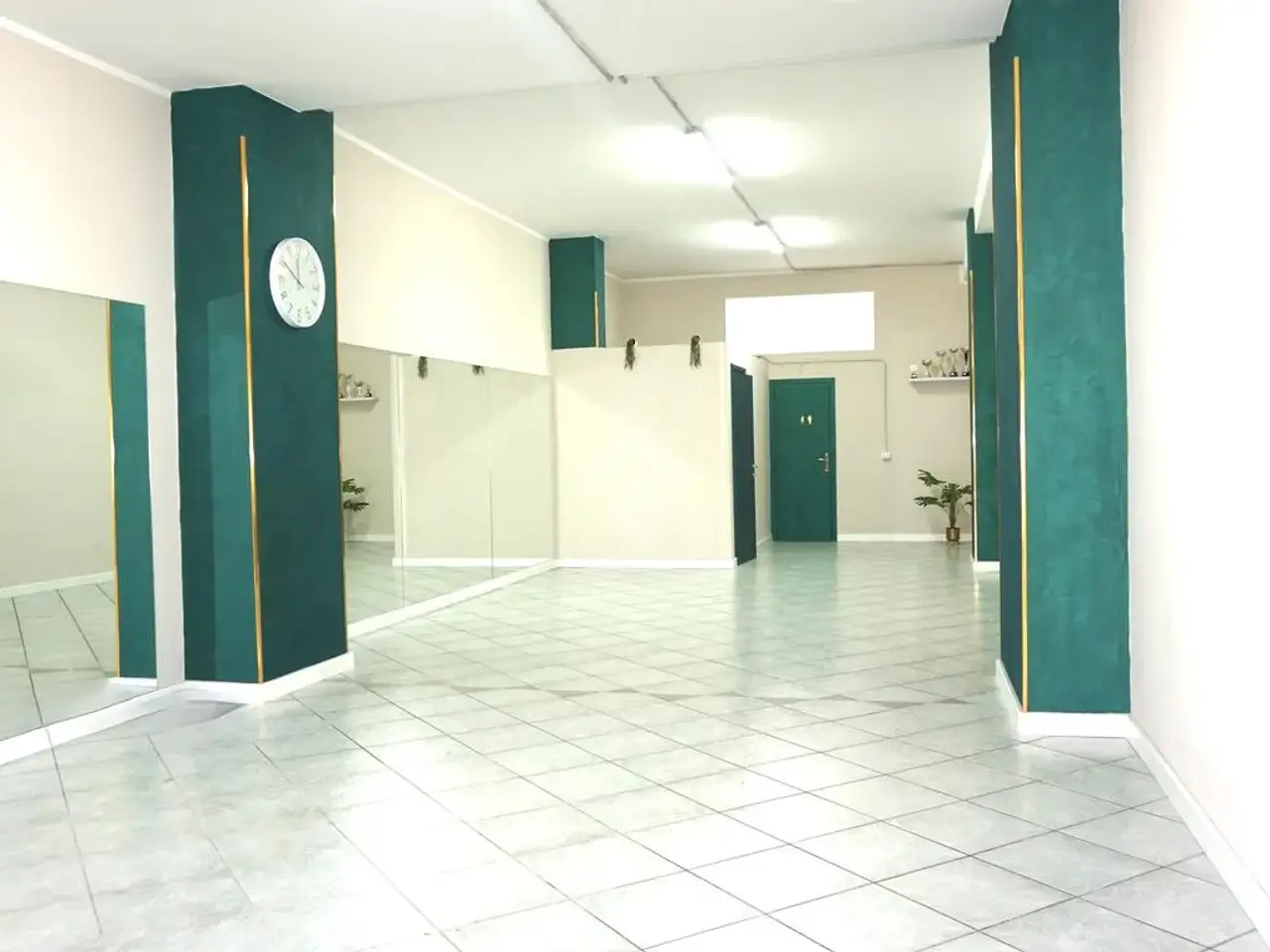 Negozio in Viale della Repubblica 17, Montecorvino Pugliano, {3} - Foto 1