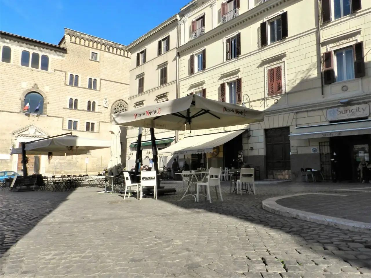 Esercizio commerciale in Piazza Cavour, Tarquinia, {3} - Foto 1