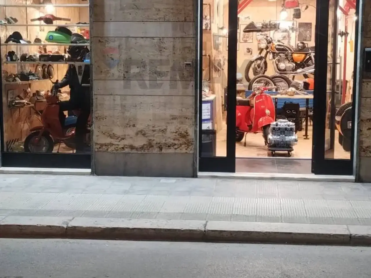 Negozio in Via Galileo Galilei 42/44, Molfetta, {3} - Foto 2