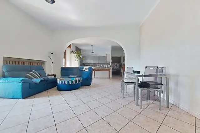 3-room flat in Via Volta, Cogliate - Photo 1