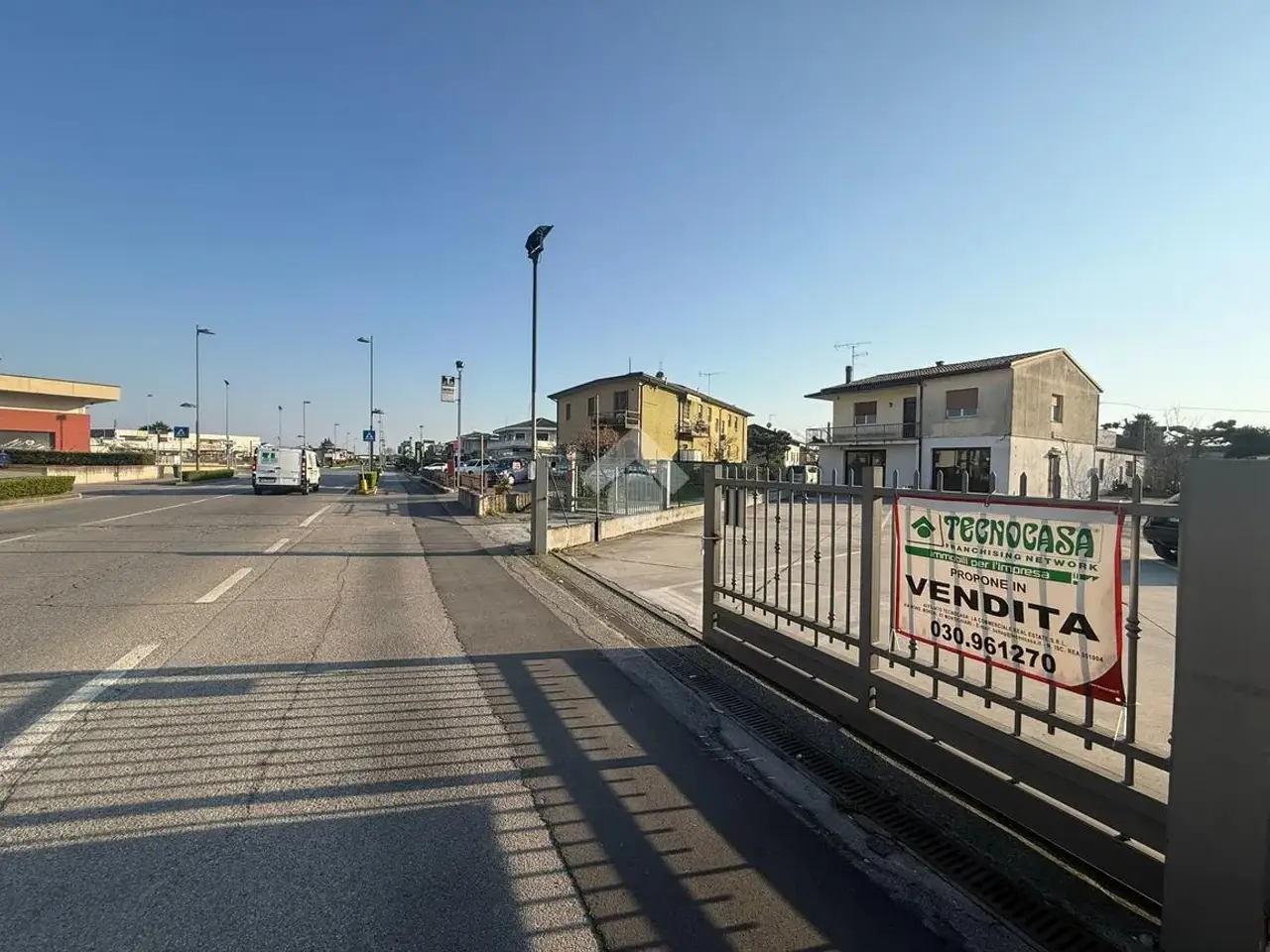 Negozio in Via C.B.C. di Cavour 45, Castiglione Delle Stiviere, {3} - Foto 1