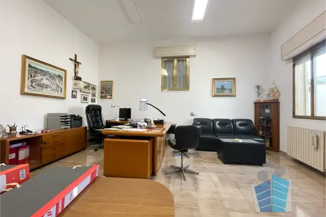 Büro in Via Umberto I, 14, Surbo - Foto 1