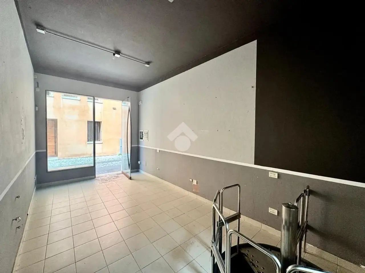 Negozio in Vicolo Montebelluna 10, Castelfranco Veneto, {3} - Foto 1