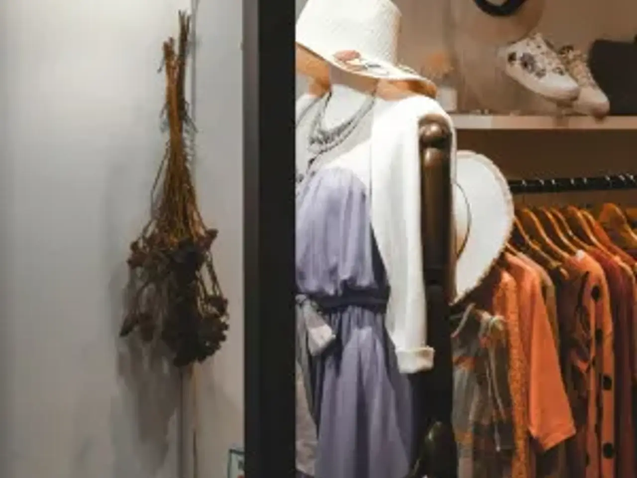 Abbigliamento in Piazza della Mercanzia, Bologna, {3} - Foto 1