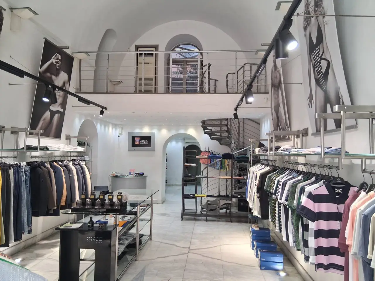 Esercizio commerciale in Corso della Repubblica, Pozzuoli, {3} - Foto 1