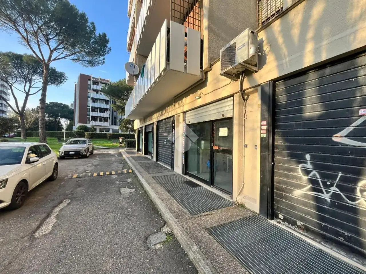 Negozio in Via del Forte Tiburtino 160, Roma, {3} - Foto 1