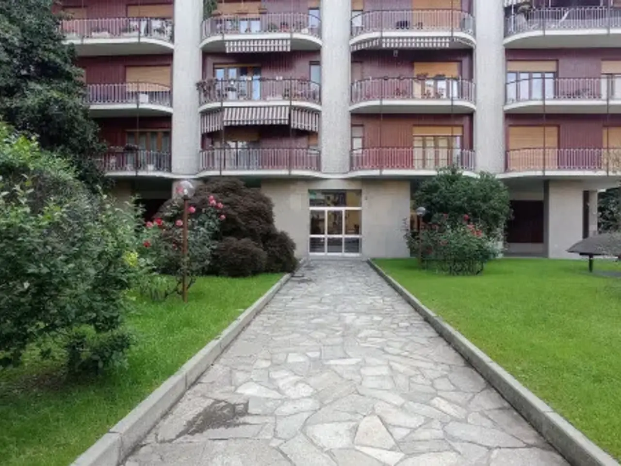 Negozio in Via Erasmo da Rotterdam 12, Torino, {3} - Foto 1