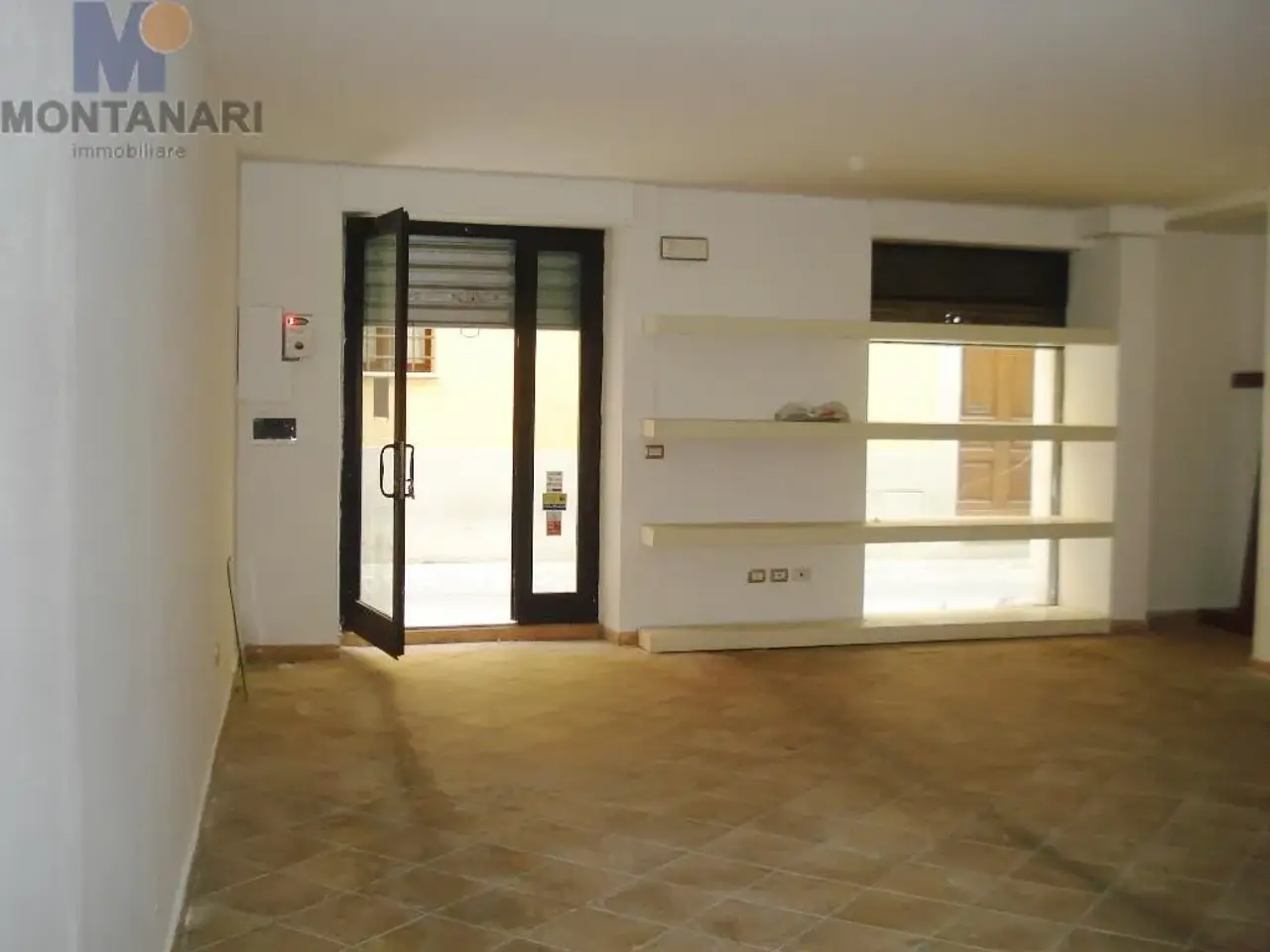 Locale commerciale in Via dell'Istituto Denti 29, Foligno, {3} - Foto 1