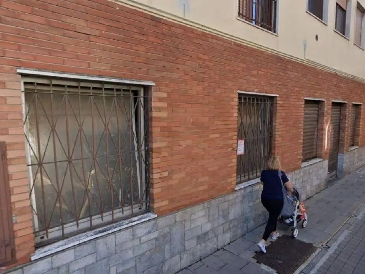 Locale commerciale in Giuseppe Mazzini, San Giorgio Su Legnano, {3} - Foto 1