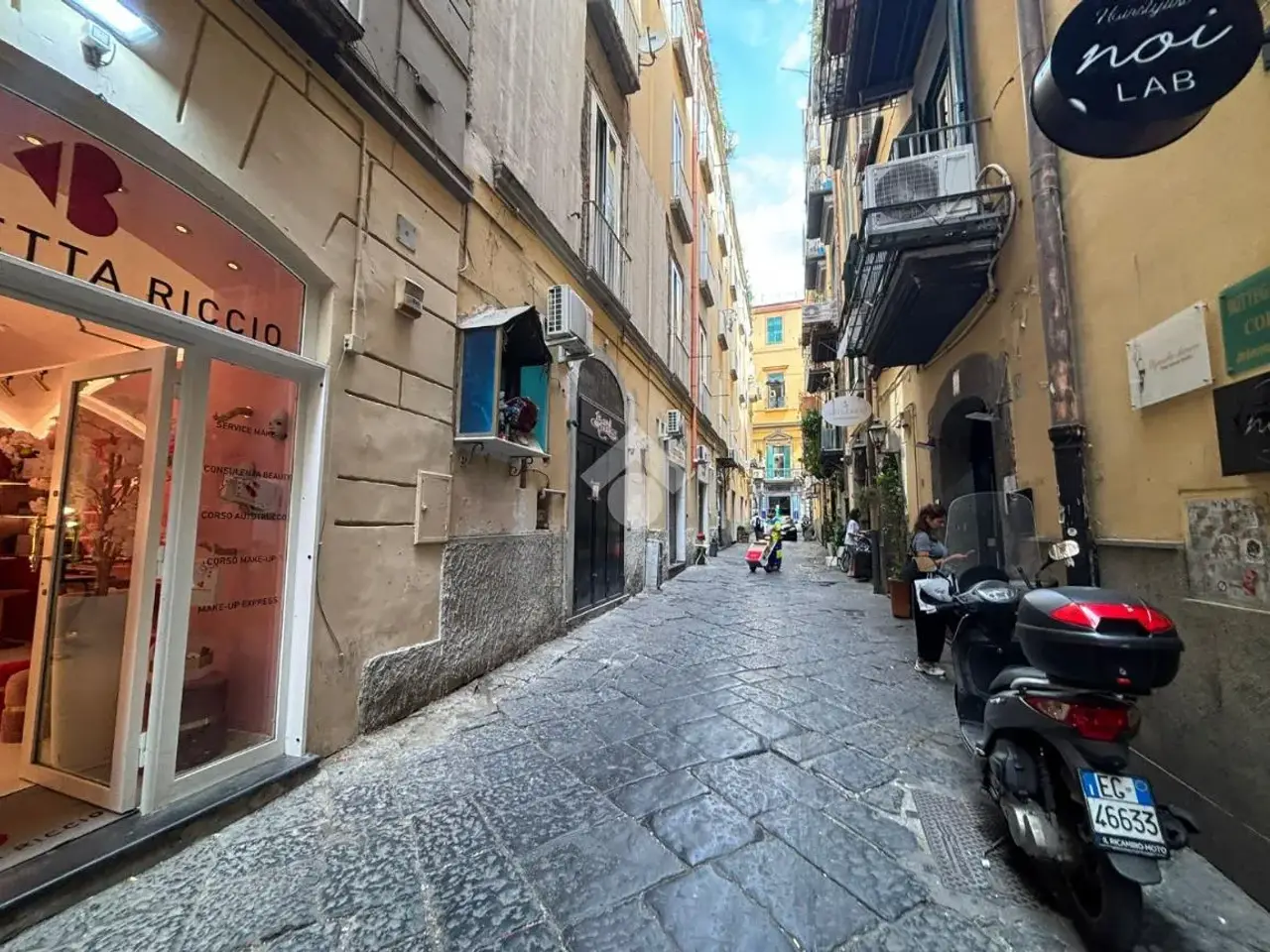 Negozio in Vicoletto Belledonne a Chiaia 9, Napoli, {3} - Foto 1