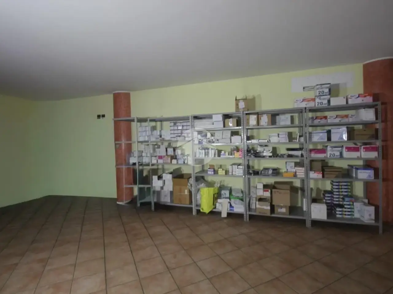 Negozio in Via Antonio Tadini 1, Romano Di Lombardia, {3} - Foto 1