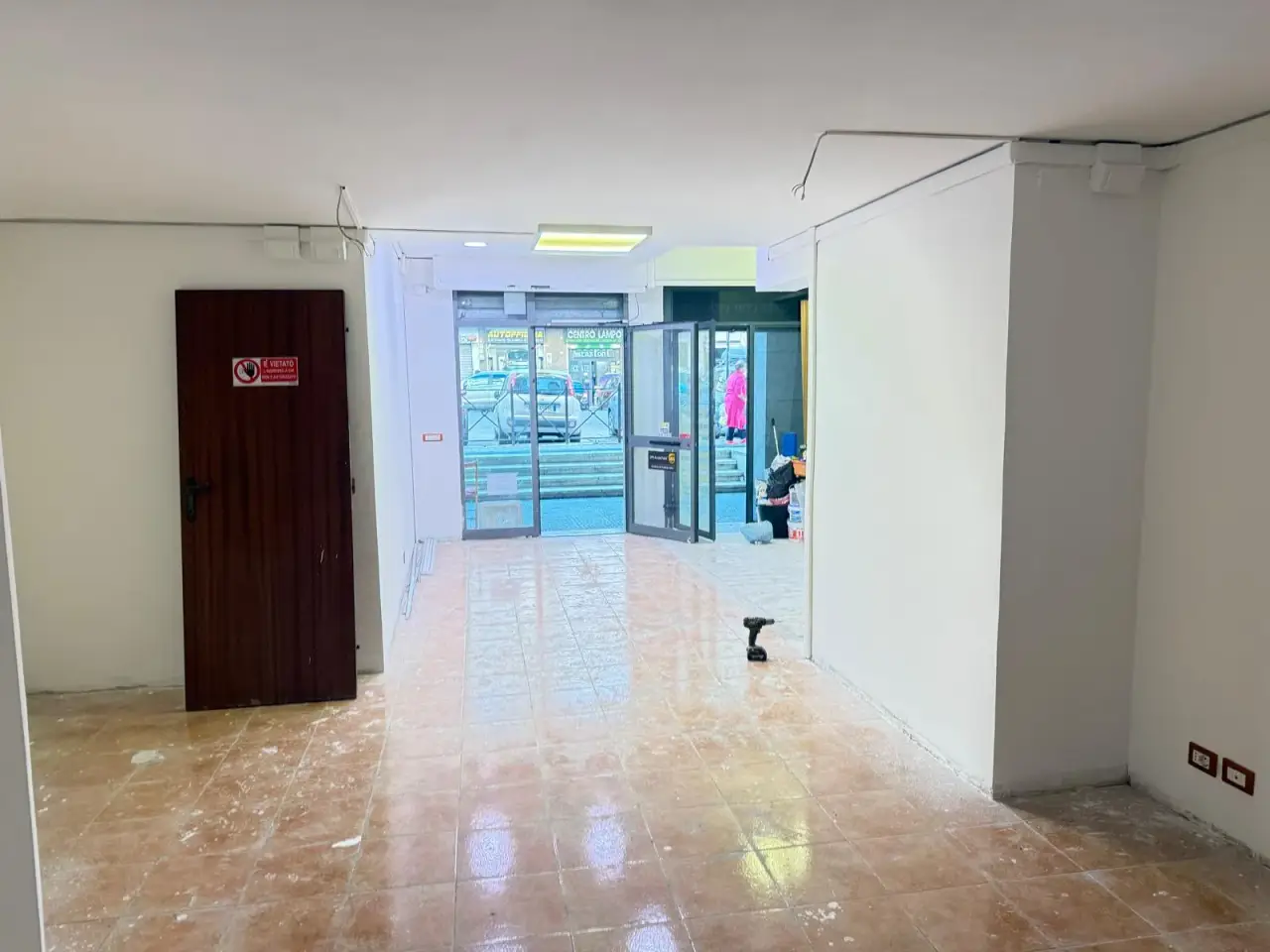 Negozio in Via Oderisi da Gubbio 240, Roma, {3} - Foto 1