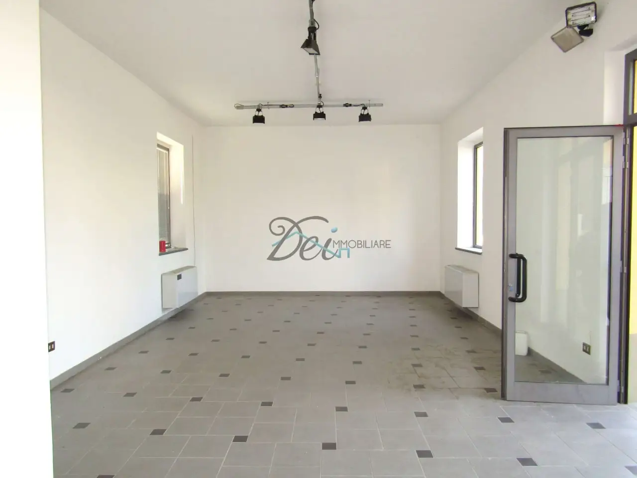 Palazzina commerciale in Via Lombarda 197, Capannori, {3} - Foto 1