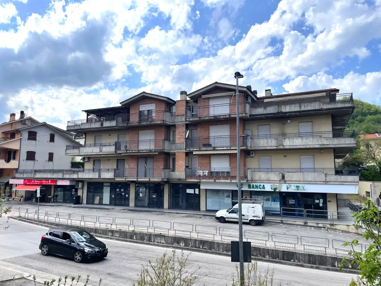 Palazzina commerciale in , Comunanza, {3} - Foto 1