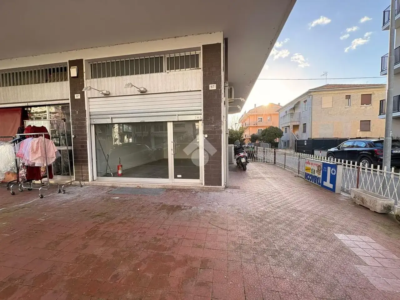 Negozio in Viale Marconi 97, Rimini, {3} - Foto 1