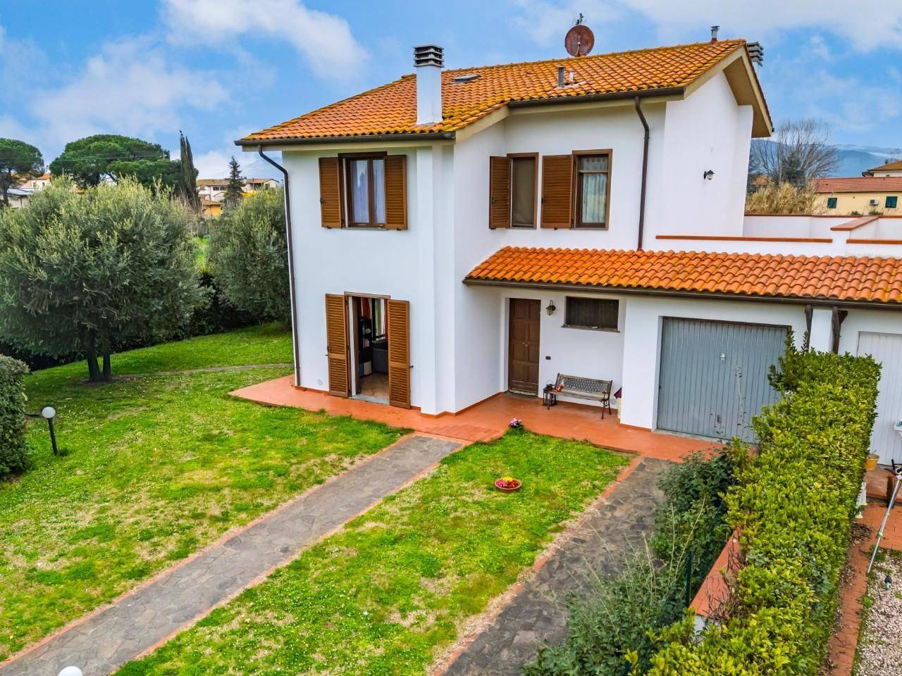 casa indipendente in vendita a Cascina in zona Latignano