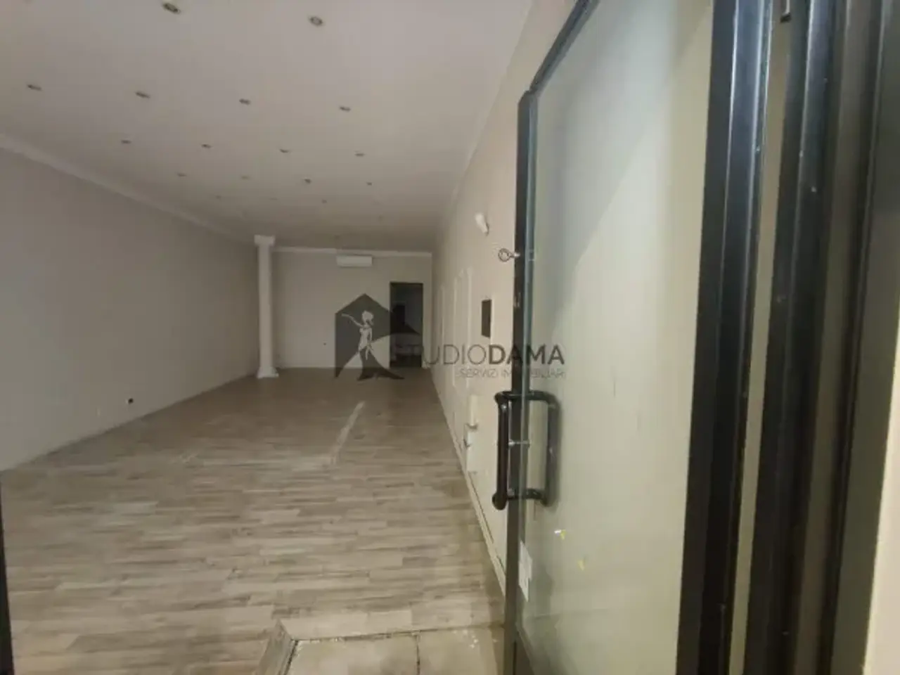 Negozio in Piazza Matteotti 21, Desenzano Del Garda, {3} - Foto 2
