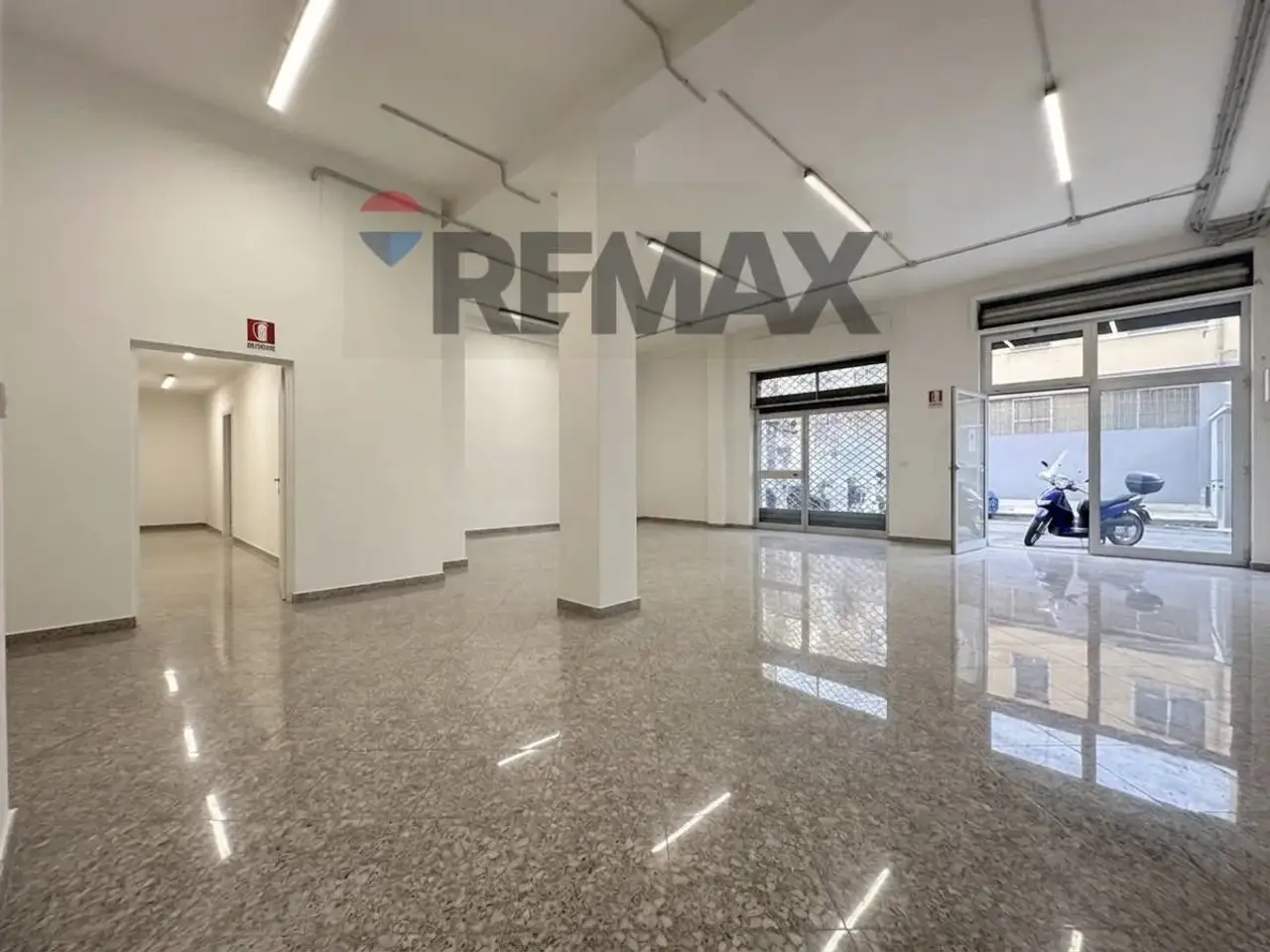 Magazzino in Via Francesco Campione 38-40, Bari, {3} - Foto 1