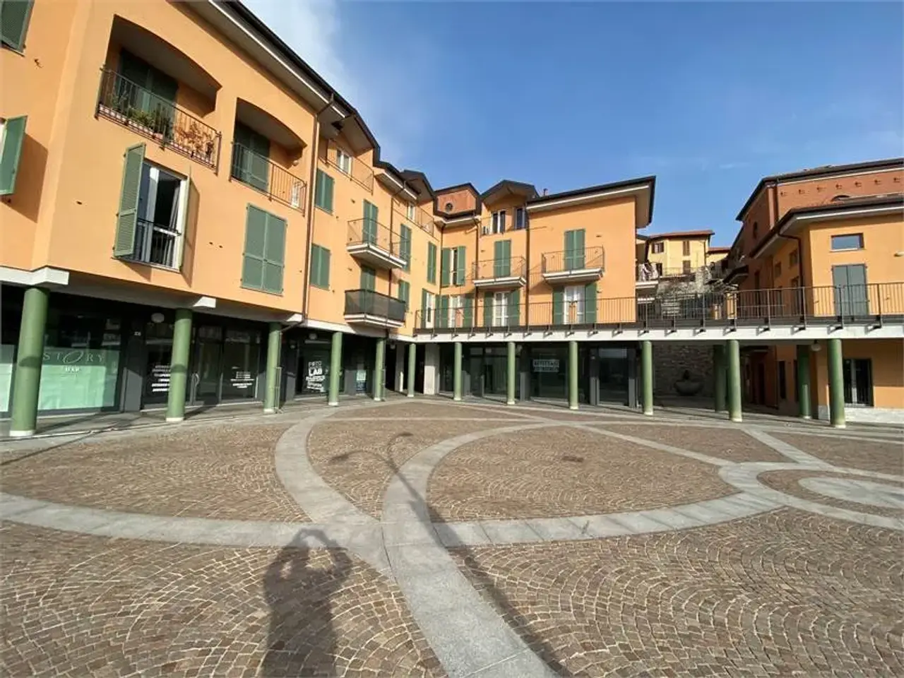Negozio in Piazza Enrico Baj , Vergiate (Va), Vergiate, {3} - Foto 2