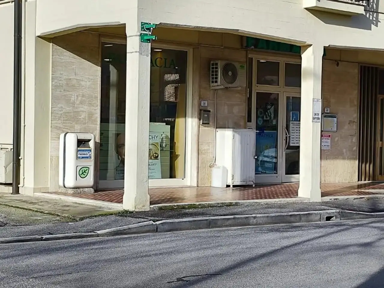 Negozio in a Giacomo Puccini 56, Castelfranco Di Sotto, {3} - Foto 1