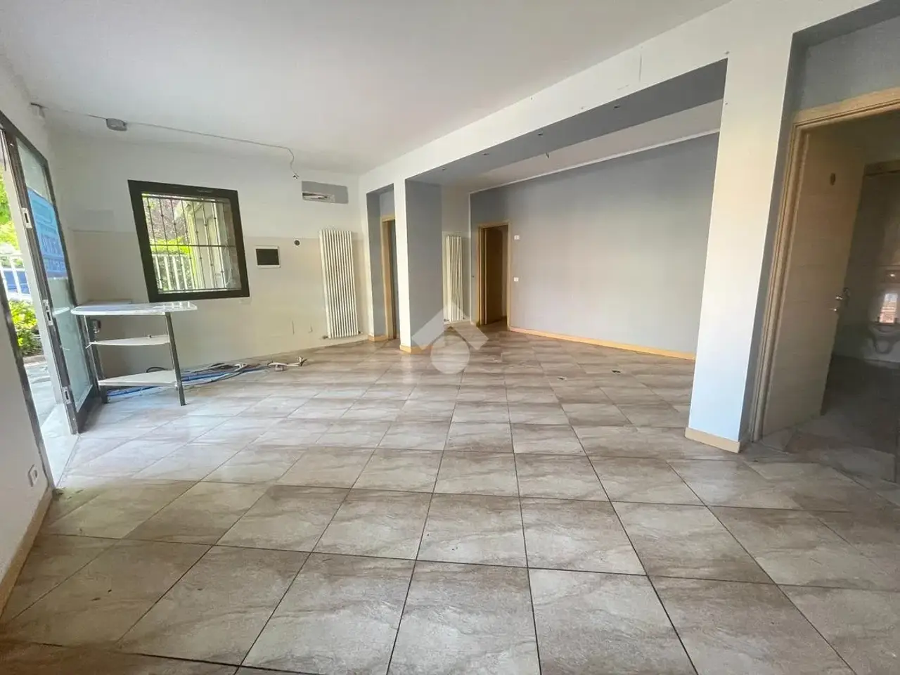 Negozio in Via Alessandro Volta 25, Carpi, {3} - Foto 1