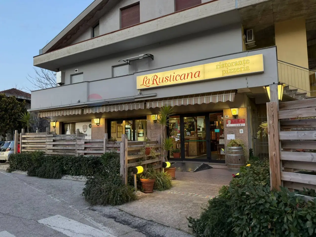 Esercizio commerciale in Via Madonna della  Pace 100, Citta' Sant'Angelo, {3} - Foto 2