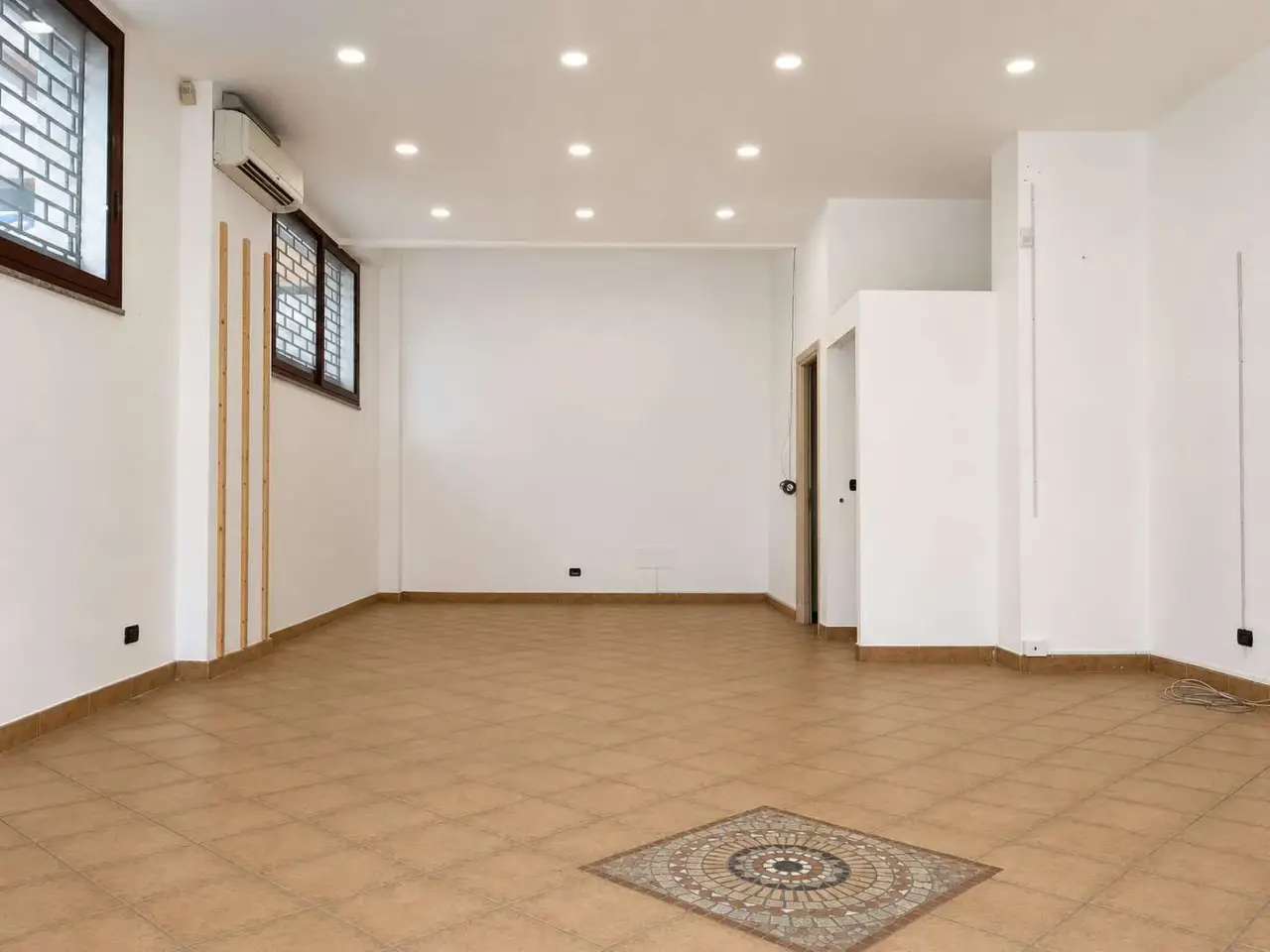 Negozio in Viale Crotone 34, Catanzaro, {3} - Foto 2