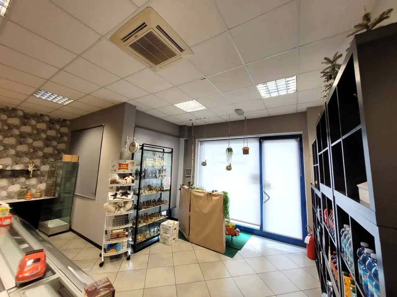 Esercizio commerciale in Piazza della Loggia 12, Marcheno, {3} - Foto 2