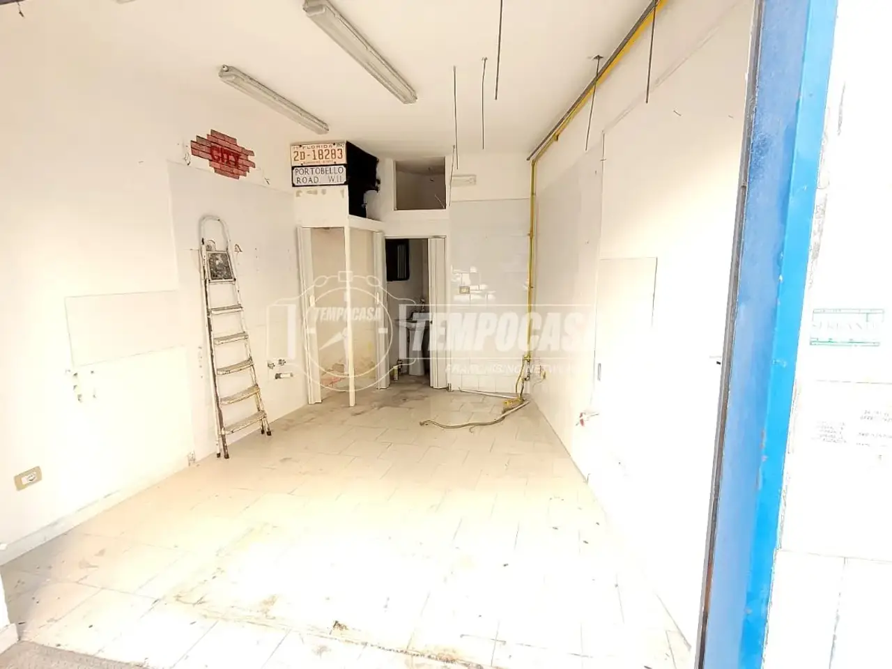 Negozio in Traversa Giulio Cesare 17, Napoli, {3} - Foto 2