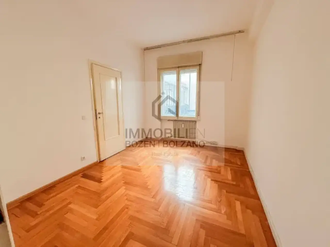 Ufficio in Piazza Walther Von Der Vogelweide 1, Bolzano, {3} - Foto 1