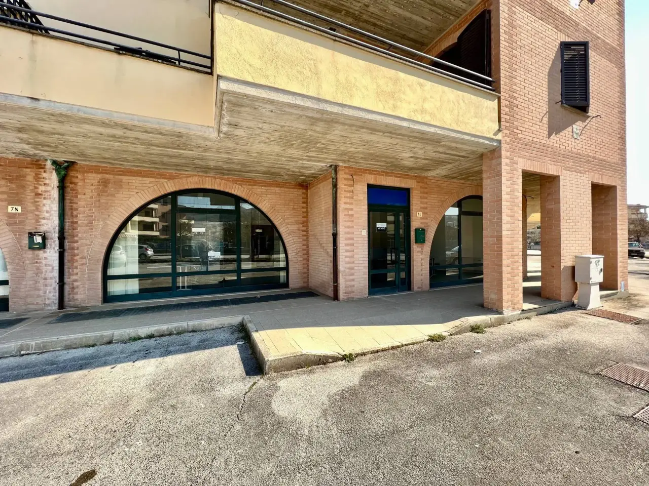 Negozio in Via Martiri delle Foibe Istriane, Fabriano, {3} - Foto 1