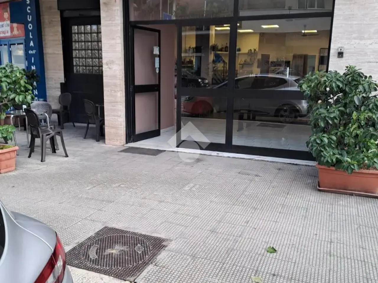 Negozio in Via Francesco Campione 23, Bari, {3} - Foto 2