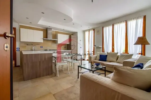 3-room flat in Via Lucio Lombardo Radice 20, Magenta - Photo 1