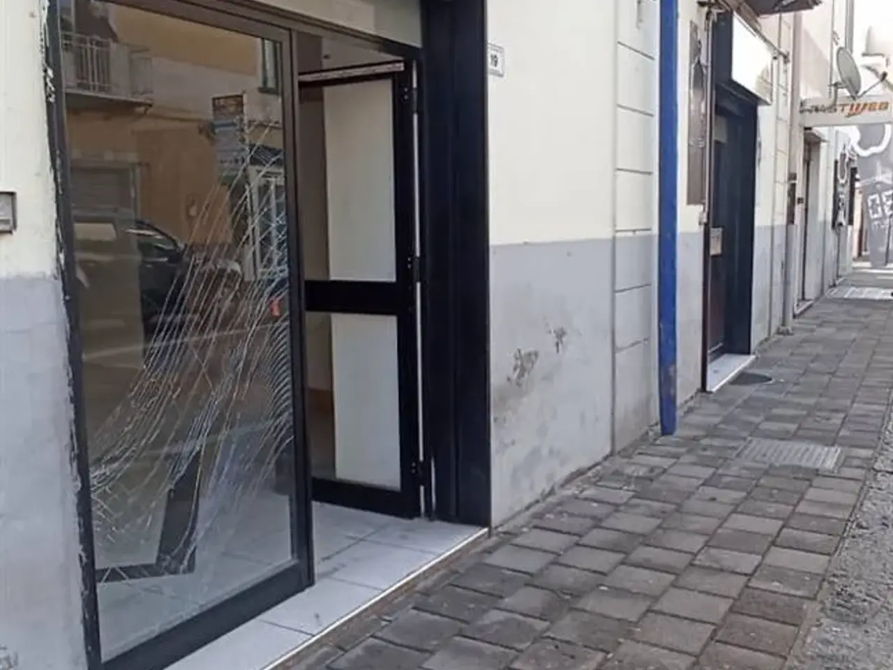 Negozio in Corso Umberto, Pontecagnano Faiano, {3} - Foto 2