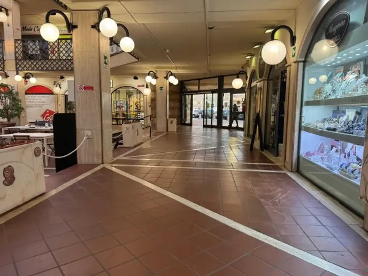 Negozio in Viale Antium, Anzio, {3} - Foto 1