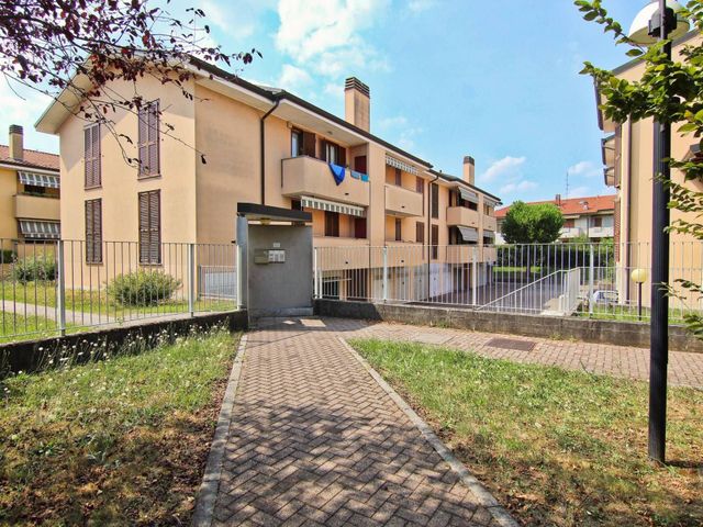 3-room flat in Via Montello 78, Cogliate - Photo 1