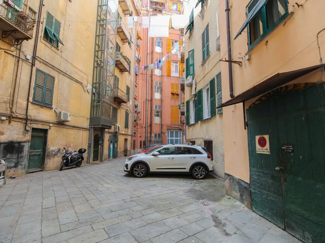 Magazzino in Via Brignole De Ferrari 2, Genova, {3} - Foto 1
